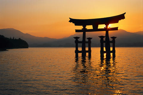 PORTIQUE JAPONAIS dans la mer